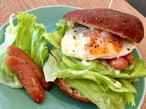 話題のベースブレッドで♪ウィンナーレタスバーガー！